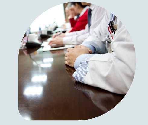 Eine Gruppe Ärzte bei einer Konferenz