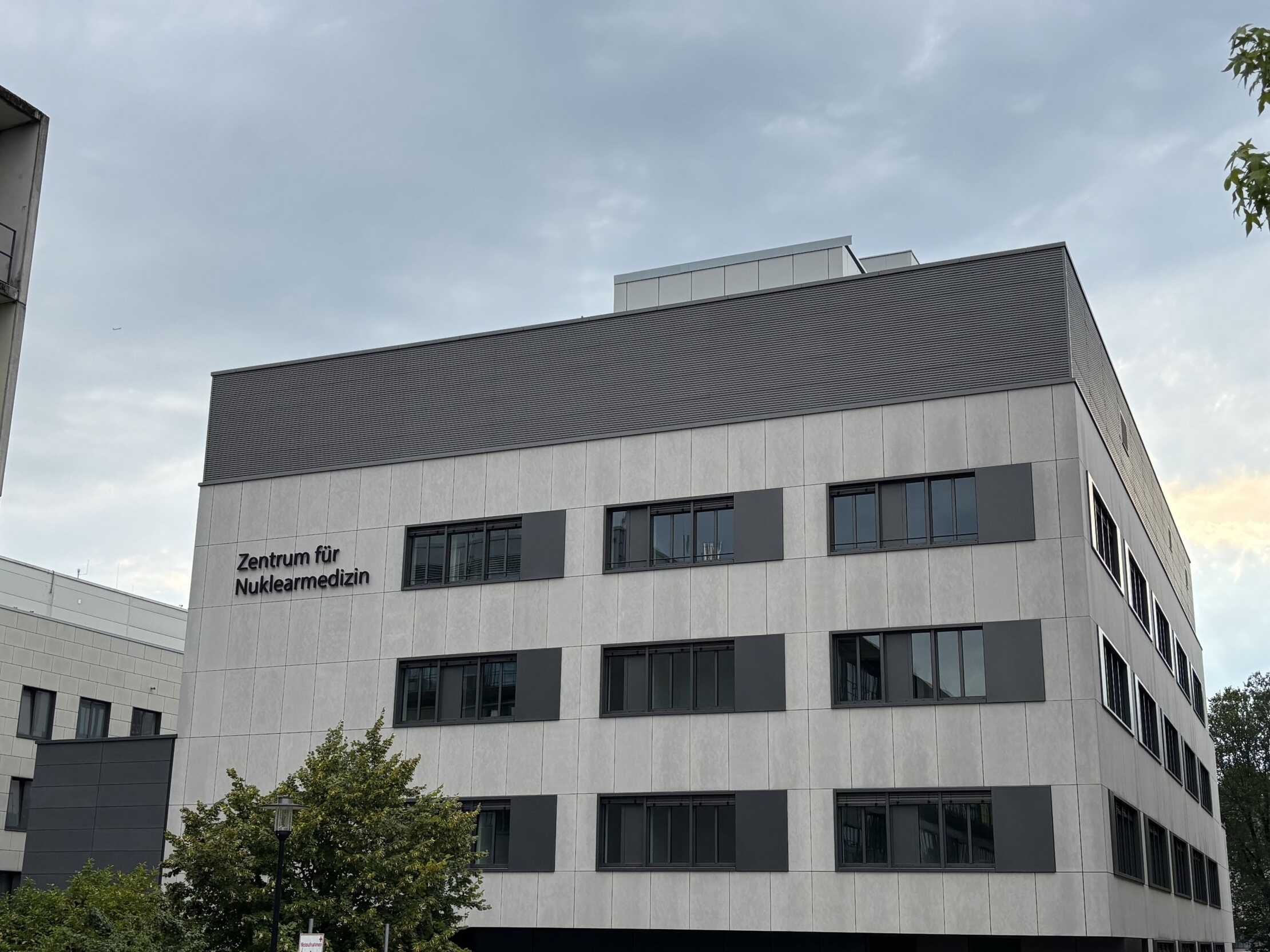 Die neue Klinik wurde mit 190 Millionen Euro durch Mittel des Landes Nordrhein-Westfalen gefördert. 