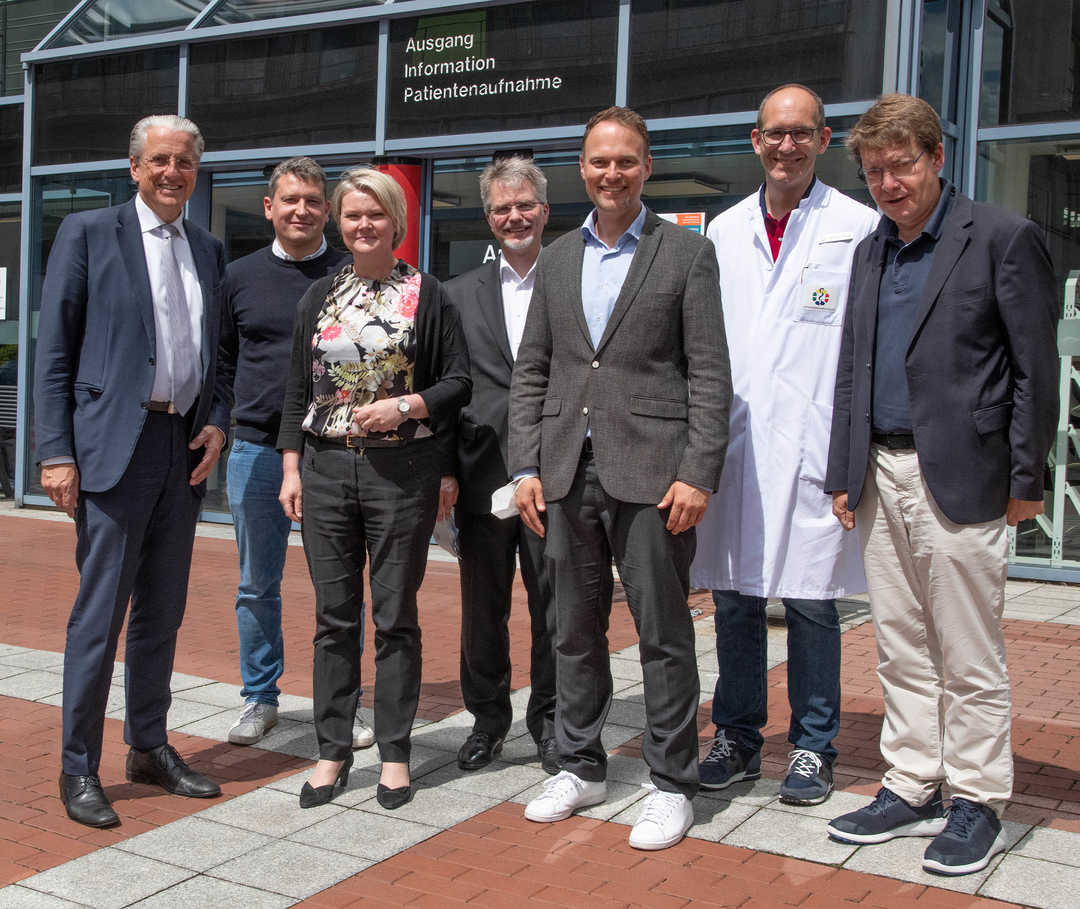 Auf dem Bild sind die Teilnehmenden der Veranstaltung des Kompetenznetzwerks nuklearonkologische Patientenversorgung im Uniklinikum Essen zu sehen Auf dem Bild sind die Teilnehmenden der Veranstaltung des Kompetenznetzwerks nuklearonkologische Patientenversorgung im Uniklinikum Essen zu sehen: v.r.n.l. Prof. Dr. Jochen A. Werner, Prof. Dr. med. Ken Herrmann, Andrea Schmidt-Rumposch, Magnus Fischer, Kai Gehring, Prof. Dr. med. Boris Hadaschik, Prof. Dr. Jan Buer