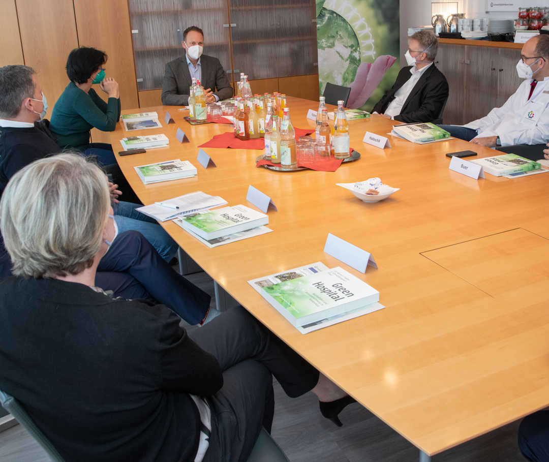 kompetenznetzwerk-nuklearmedizin-vor-ort-essen-gespraech-tisch