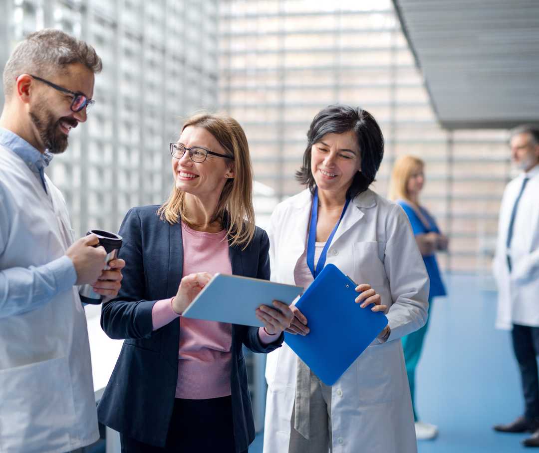 Kompetenznetzwerk Nuklearmedizin: Organisation und Arbeitsweise Ein Gruppe von Ärzten bespricht sich gut gelaunt