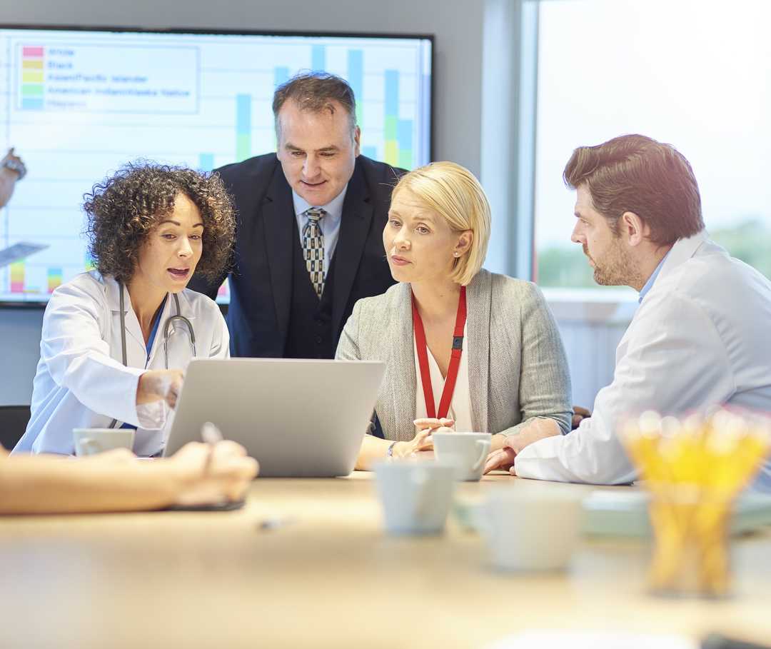 Eine Gruppe Personen bei einer Besprechung an einem Konferenztisch
