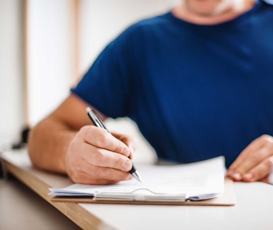 Ein Mann füllt einen Antrag aus