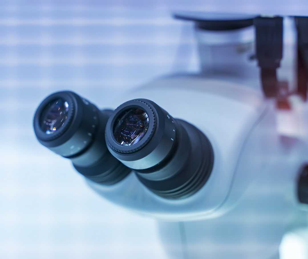 Das Okular eines Elektronen-Mikroskops