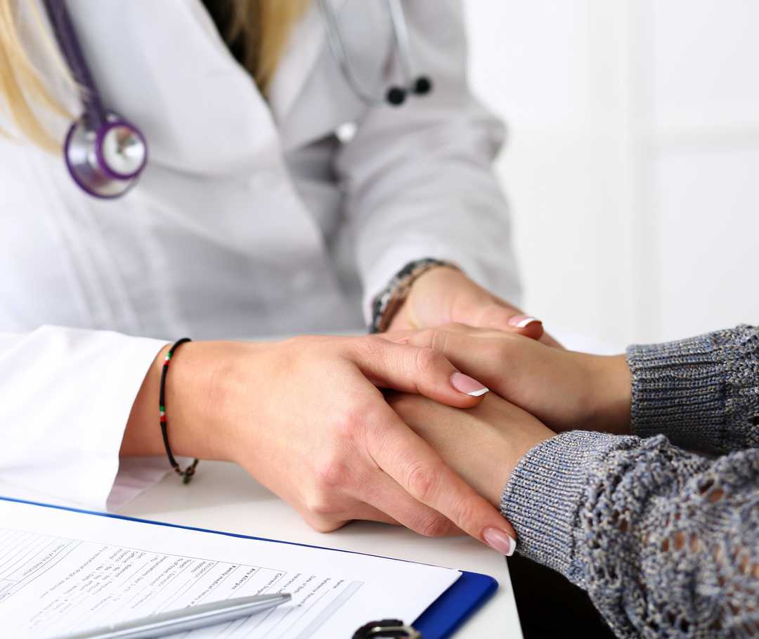 Eine Ärztin tröstet eine Patientin nach der Diagnose