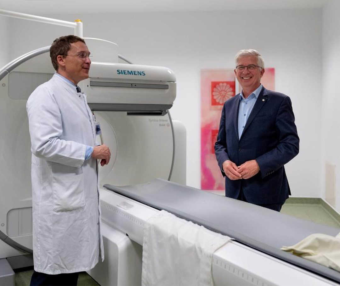 Prof. Andrew Ullmann (FDP) im Gespräch mit Prof. Buck, Direktor der Klinik für Nuklearmedizin Prof. Andrew Ullmann (FDP) im Gespräch mit Prof. Buck, Direktor der Klinik für Nuklearmedizin, während des Rundgangs durch die Klinik
