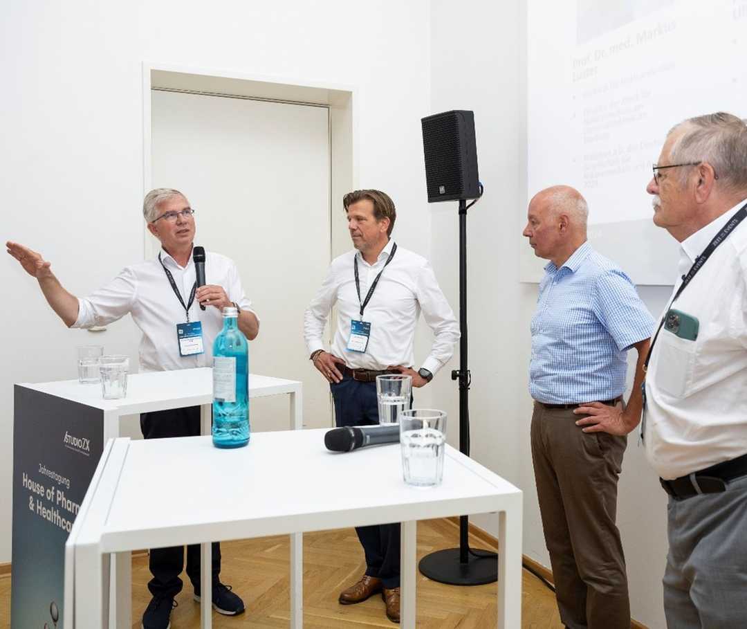 Auf dem Bild sind die Teilnehmer der abschließenden Podiumsdiskussion zu sehen: Herr Prof. Ullmann, Herr Dr. Holler, Herr Prof. Luster, Herr Carl