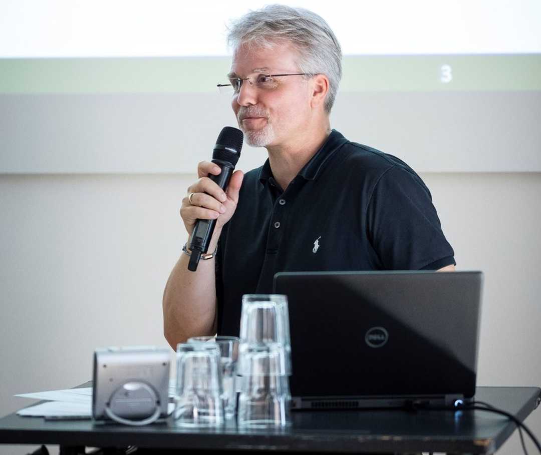 Auf dem Bild zu sehen: Veranstaltungsmoderator und Initiator des Kompetenznetzwerks Magnus Fischer von der Novartis Pharma GmbH. 