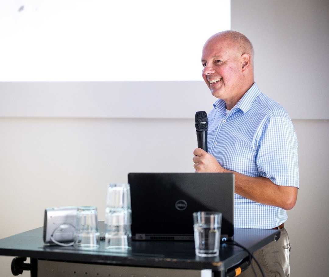 Auf dem Bild ist Professor Markus Luster bei einem Vortrag über das Wirkprinzip und das zunehmende Potenzial der Nuklearmedizin zu sehen.