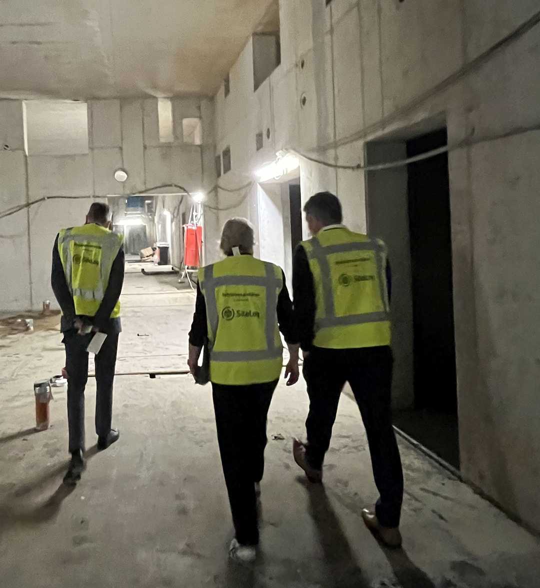 Sascha van Beek, Magnus Fischer und Prof. Dr. Ken Herrmann im Gespräch beim Rundgang durch die neue Klinik für Nuklearmedizin