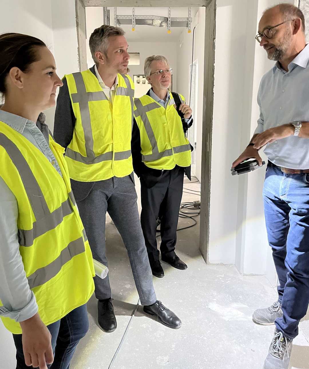 Sascha van Beek bei der Besichtigung der Baustelle des neuen Gebäudes der Nuklearmedizin