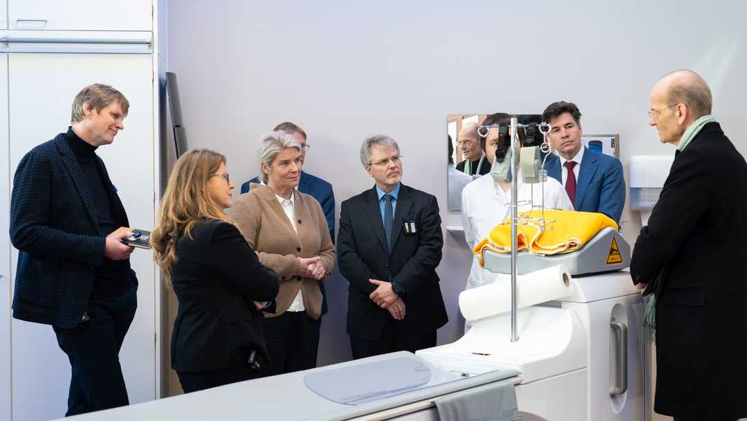 Simone Borchardt und Katy Hoffmeister im Gespräch mit Prof. Krause neben dem PET/CT-Scanner der Universitätsmedizin Rostock