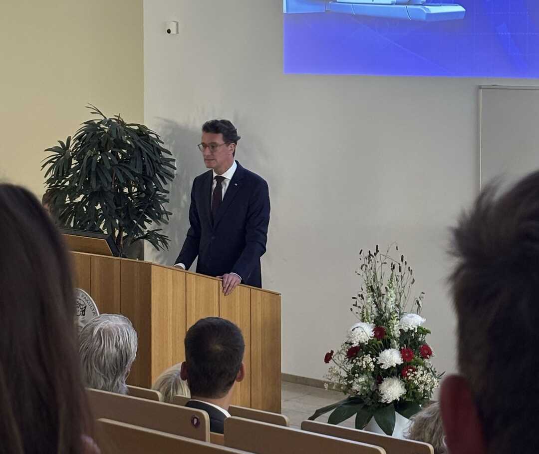 Ministerpräsident Hendrik Wüst gratuliert zur Eröffnung der neuen Klinik