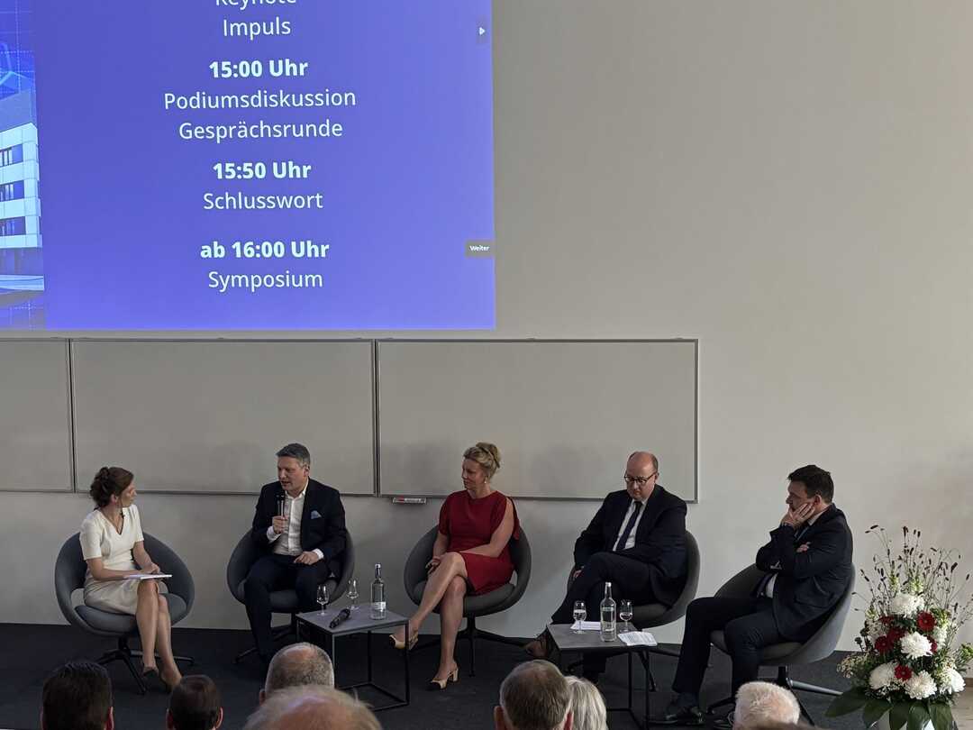 Sarah Majorczyk (Mitglied der BILD-Chefredaktion), Prof. Dr. Ken Herrmann (Direktor Klinik für Nuklearmedizin), Wissenschaftsministerin Ina Brandes MdL (NRW), Parlamentarischer Staatssekretär Matthias Hauer (BMFTR), Christian Bernhard (Zone President GE HealthCare) (v.l.n.r.)